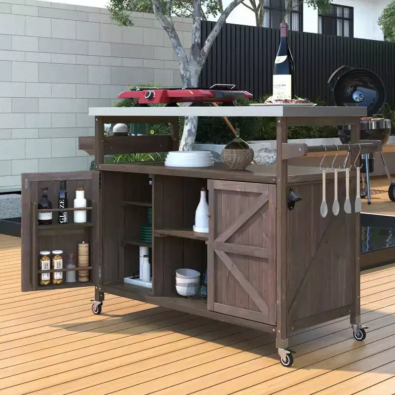 Îlot de cuisine extérieur avec plateau en acier inoxydable, chariot de cuisine en bois avec portes, étagères et porte-épices, îlot de cuisine roulant