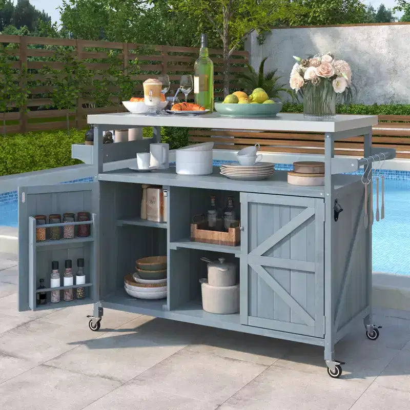Îlot de cuisine extérieur avec plateau en acier inoxydable, chariot de cuisine en bois avec portes, étagères et porte-épices, îlot de cuisine roulant