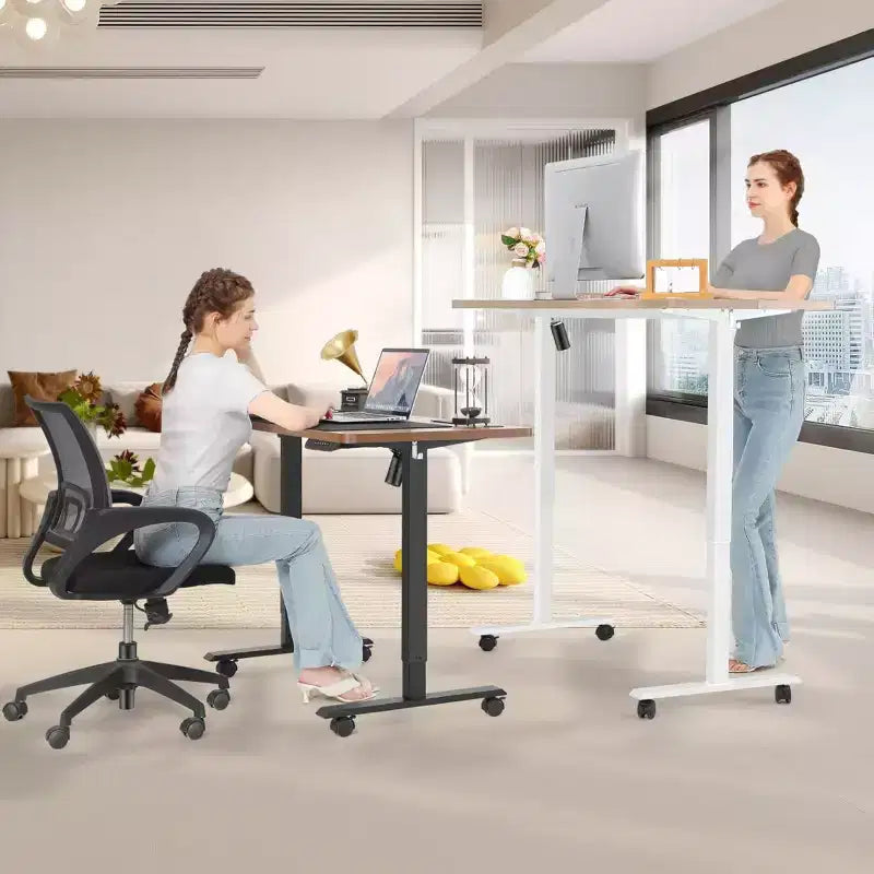 Bureau d'ordinateur électrique debout à hauteur réglable 63 24 avec prise, roulettes, cadre à double faisceau, tapis de souris, bureau épissé multifonctionnel