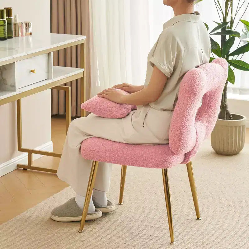 Chaise de coiffeuse, revêtement en fausse fourrure de mouton, coussin de dossier et pieds en métal doré, pour salon/dressing/bureau à domicile