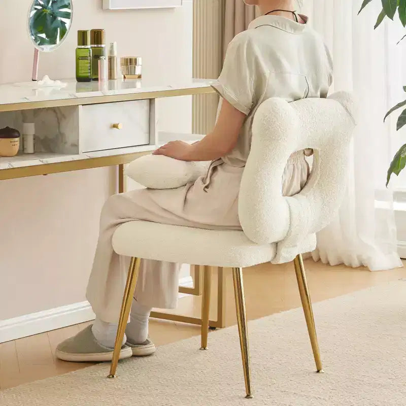 Chaise de coiffeuse, revêtement en fausse fourrure de mouton, coussin de dossier et pieds en métal doré, pour salon/dressing/bureau à domicile
